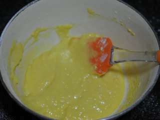 5、金秋蛋糕,蛋黄糊里筛入低粉，用刮刀翻拌成均匀的蛋糕糊。