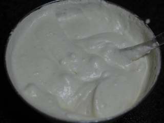 6、金秋蛋糕,舀一勺蛋白糊放入蛋黄糊里，搅拌均匀后将混合糊糊倒入蛋白糊里，再次用翻拌的手法拌匀。