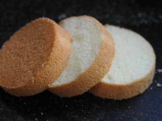 9、金秋蛋糕,烤好的蛋糕连模具一起放在晾架，彻底晾凉后用刀将两个蛋糕都切成均匀的三块。