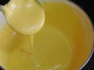 13、金秋蛋糕,剩余的100克淡奶油加入70克南瓜泥和10克的白糖，混合后用打蛋器打至成可以流动的状态。