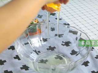 2、蔬菜软松饼,2个鸡蛋的蛋清和蛋黄分离,蛋清在干净无油无水的大碗中,蛋黄加入菜中拌匀。