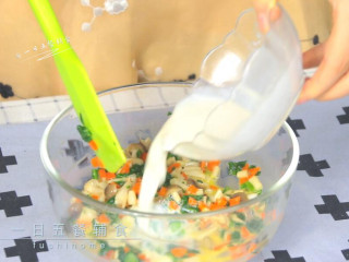 3、蔬菜软松饼,50克牛奶加入搅匀。