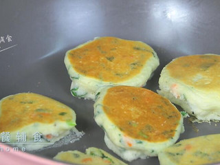 7、蔬菜软松饼,翻面,翻面后盖上锅盖继续烙1分钟,时间到了关火再焖2分钟再出锅哦。