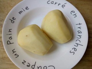 2、圆土豆+肉末火腿丁土豆泥,去皮