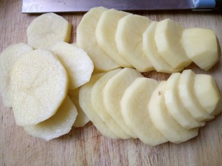 3、圆土豆+肉末火腿丁土豆泥,切成簿片