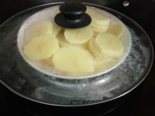 4、圆土豆+肉末火腿丁土豆泥,上锅蒸10分钟