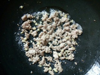 5、圆土豆+肉末火腿丁土豆泥,锅内加适量油，炒肉末