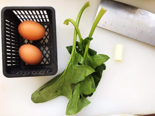 1、菠菜蛋卷,所有用到的食材就在这里了,大菠菜三根配两个鸡蛋刚刚好,如果是小菠菜的话,一小把应该够用了;