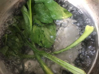 3、菠菜蛋卷,菠菜焯水1分钟;