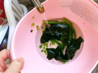 4、菠菜蛋卷,捞出冲凉水冷却;