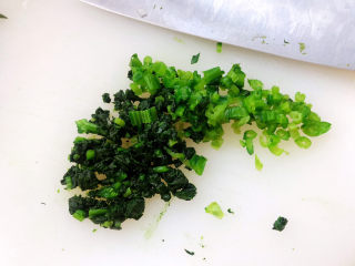 5、菠菜蛋卷,菠菜尽量地切碎备用;