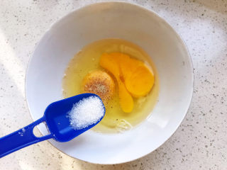 6、菠菜蛋卷,两个鸡蛋打入碗中,加适量的姜粉和白胡椒粉去腥味,加适量的白糖;