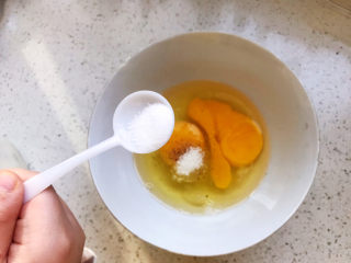 7、菠菜蛋卷,再加盐调味;