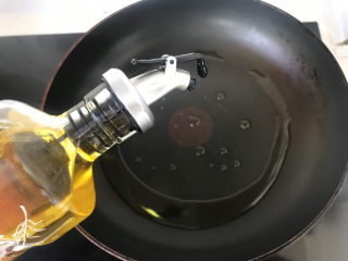 11、菠菜蛋卷,起锅烧油;