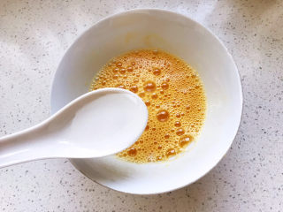 8、菠菜蛋卷,蛋液搅匀后,加两瓷勺纯净水,这样煎出的鸡蛋更滑嫩;