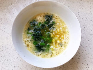 9、菠菜蛋卷,加入切好的葱花和菠菜碎;