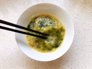 10、菠菜蛋卷,搅拌均匀;