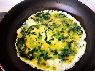 13、菠菜蛋卷,摇晃均匀,使蛋液铺满锅底,小火煎;