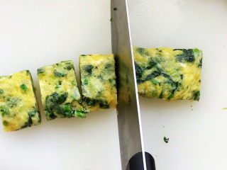 17、菠菜蛋卷,两个蛋卷煎好后,放在熟食砧板上切成小块;