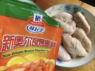 4、奥尔良鸡翅,加入奥尔良烤翅调料