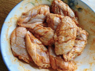 6、奥尔良鸡翅,搅拌均匀之后,腌制5-10分钟。