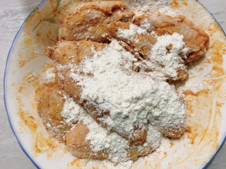 7、奥尔良鸡翅,完成腌制过程后,直接加面粉。