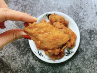 12、奥尔良鸡翅,外壳金黄酥脆,汁水锁在翅中~