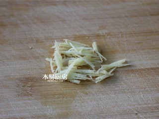 3、香菇鸡肉粥,生姜切丝,备用。
