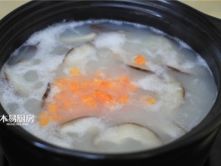 8、香菇鸡肉粥,将胡萝卜丁下入大米粥中,再煮5分钟,至香菇和胡萝卜熟。