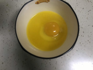 3、椰蓉蛋挞,打入一个鸡蛋搅拌均匀