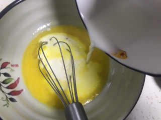 4、椰蓉蛋挞,倒入牛奶搅拌均匀