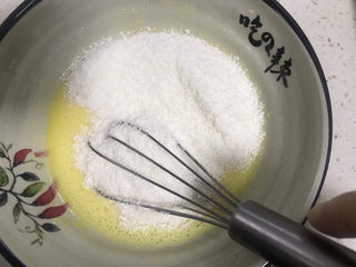 6、椰蓉蛋挞,然后加入椰蓉搅拌