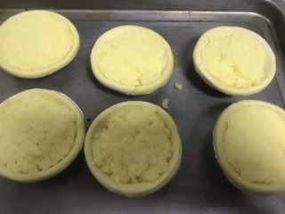 8、椰蓉蛋挞,然后把椰蓉馅舀入蛋挞皮内9分满