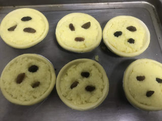 9、椰蓉蛋挞,摆入葡萄干