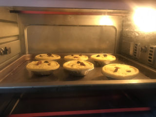 10、椰蓉蛋挞,送入预热好的烤箱，上下火200度烤18分钟