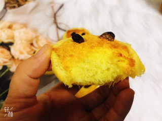 11、椰蓉蛋挞,烤好取出来晾一下开吃了，满满的椰蓉奶香味，外酥里嫩，酥到掉渣！