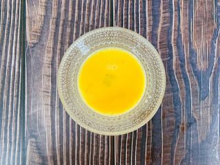 2、香蕉飞饼卷,鸡蛋打散均匀