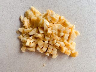 3、香蕉飞饼卷,香蕉去皮切细丁