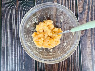 4、香蕉飞饼卷,用勺子压成泥