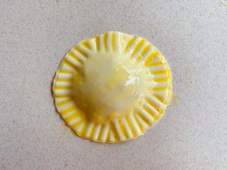 9、香蕉飞饼卷,接着表面再刷上鸡蛋液