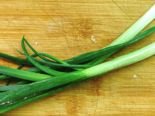 14、奶白鲫鱼豆腐汤,小葱洗干净。