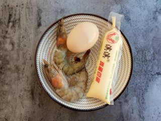 1、鲜美爽滑～日本豆腐炖鸡蛋,首先准备好食材：鸡蛋豆腐、鲜虾、鸡蛋、凉开水半碗