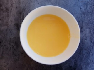 6、鲜美爽滑～日本豆腐炖鸡蛋,用筛子筛去蛋筋，蒸出来的鸡蛋更为细腻嫩滑