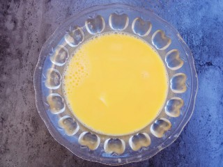 7、鲜美爽滑～日本豆腐炖鸡蛋,把鸡蛋豆腐放入蛋液中，再轻轻捣碎一下