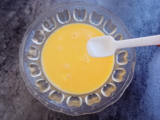 8、鲜美爽滑～日本豆腐炖鸡蛋,加入一点点盐拌匀