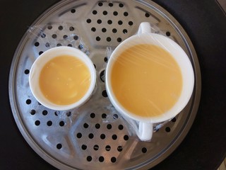 10、鲜美爽滑～日本豆腐炖鸡蛋,放入锅中，中小火蒸 6分钟