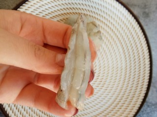 12、鲜美爽滑～日本豆腐炖鸡蛋,用刀轻轻割开虾背，去掉虾线