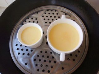 13、鲜美爽滑～日本豆腐炖鸡蛋,去掉保鲜膜，放入大虾