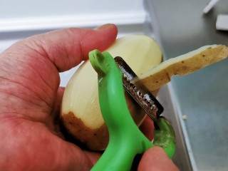1、青椒炒土豆丝,土豆去皮