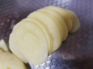 2、青椒炒土豆丝,先切片